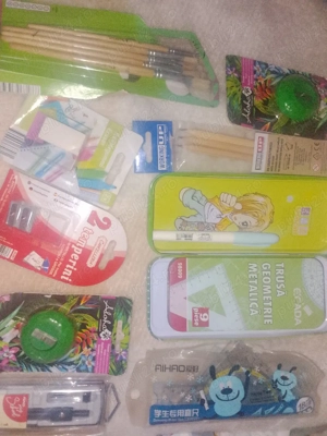 Cadou trusă   geometrie sau penar nou la un lot de haine pt copii - imagine 3