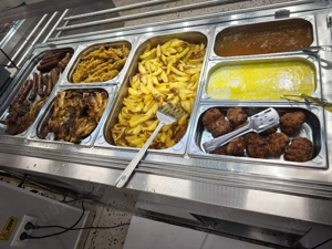 Fata la servire - imagine 3