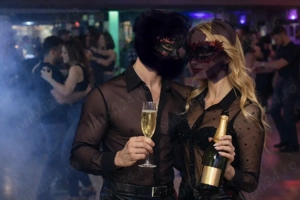 Bună! Sunt un domn  discret, manierat pentru un cuplu swingers sau pentru o doamnă domnișoară! 