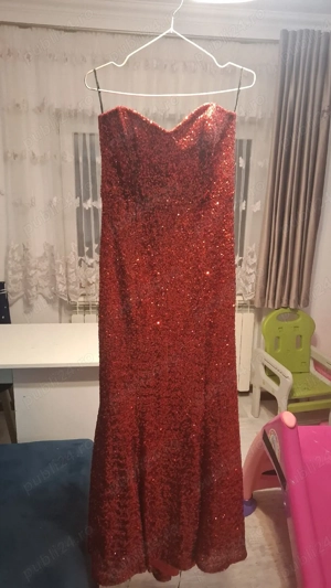 Vând rochie cu trena cu paiete 