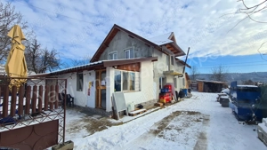 Casă cu spațiu comercial de vânzare în comuna Ciofrângeni, sat Lacurile, județ Argeș.