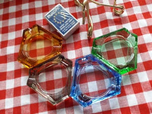 Set 4 scrumiere sticla colorata stivuibile in suport sarma de la mijlocul sec XX