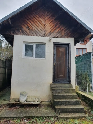 Vând casă, și teren. 1000mp langă unitatea militară bascov