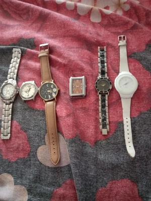 vând ceasuri de mana este Pe baterie 