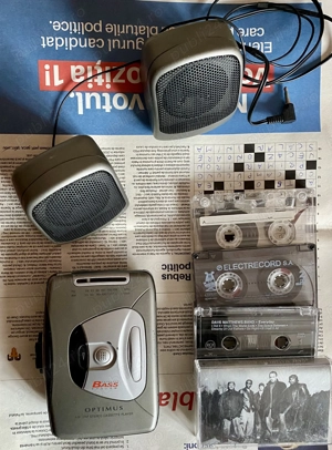 Walkman de colecție cu mini boxe,radio și 10 casete 