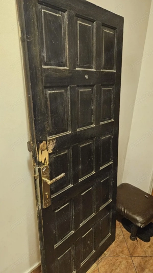 Cadru și ușa din lemn masiv