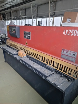 Vând Ghilotină hidraulică CNC pentru tablă 4 2500 mm   Tăiere precisă metal   Industrială