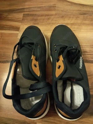 vând adidași este noi mărimea 43