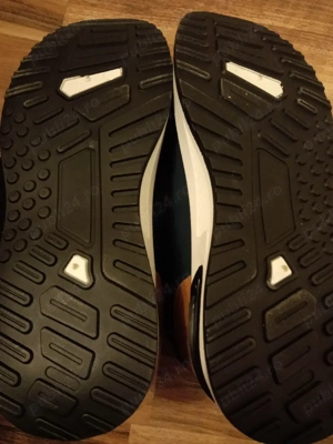 vând adidași este noi mărimea 43 - imagine 2