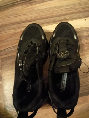 vând adidași este noi mărimea 41