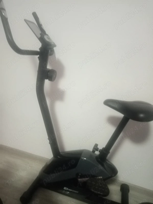 Vând bicicleta fitness de cameră. Afișajul este electronic cu suport pentru tableta sau telefon. 