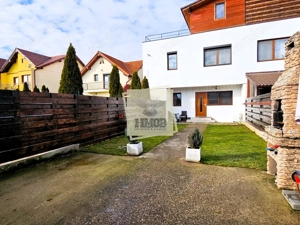 Apartament la Vila 3 camere 67 mpu si curte individuala