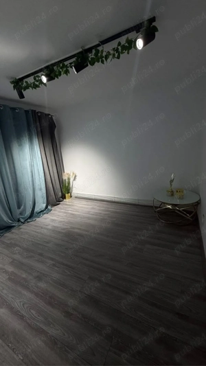 Închiriez o cameră în salon  