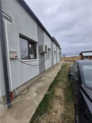 Hala   Spatiu de depozitare - cu birou  #537;i dormitor - curte generoasa  - zona foarte buna 

