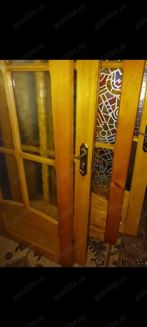 Vând uși de interior și pat de o persoană.