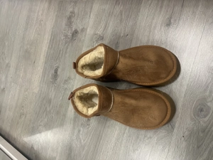 Vând cizmulițe UGG 