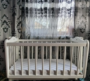 Vând pătuț cu balansoar  