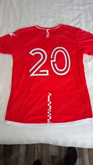 Vand echipament fotbal 18 bucati.Cu numere pe tricou.Echipamentl este complet Tricou ,sort,jambiere.