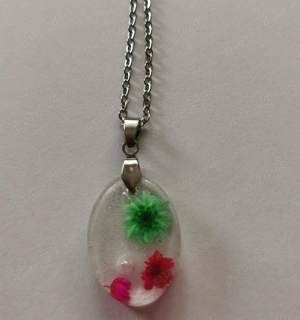 Vand lantisor cu pandantiv cu inserii florale. 