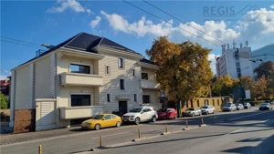 Vila - Bloc modern de 11 camere zona Centrul Civic , Onix