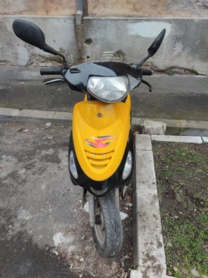 Vând scuter de 50 CC înmatriculat cu acte sau schimb cu unul pentru câmp fără acte  - imagine 3