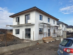 Casa individuala de vanzare in jucul de mijloc P+E