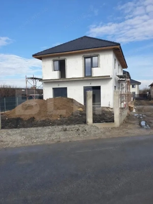 Casa individuala de vanzare in jucul de mijloc P+E