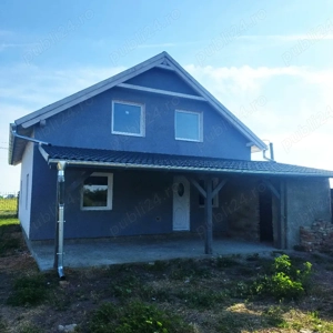 Casă nouă de închiriat 