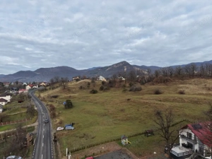 Teren Sisesti la soseaua principala ,langă pensiunea Madlene ,1 ha