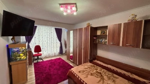 Garsonieră de vânzare si curte cu iesire la stradă - imagine 3