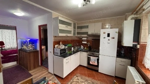 Garsonieră de vânzare si curte cu iesire la stradă - imagine 5