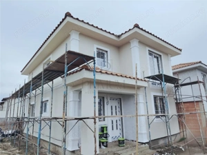 Duplex despartit prin garaj - canalizare - bucatarie inchisa