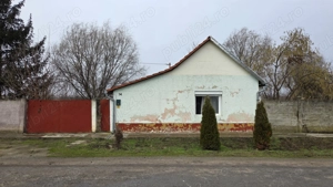 Vând casă in localitatea Dombegyház (Ungaria),la o distanță de aproximativ 17 km de Arad. 