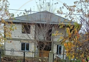 Casă la roșu de vânzare – Tărtășești- Teren 800 mp - imagine 2