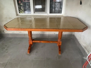 Vând masă mare placată cu gresie 