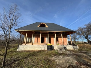 Casa la rosu de vanzare - imagine 3