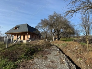 Casa la rosu de vanzare - imagine 4