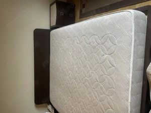 Vând pat de dormitor cu saltea , noptiere și comodă cu sertare