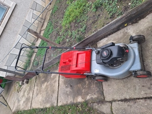 Masina de tuns iarba pe benzina