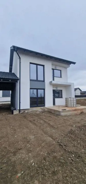 De vanzare casa individuala cu 4 camere in Selimbar