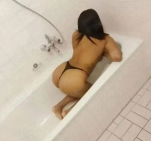 Bruneta focoasa - new în town