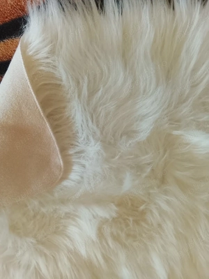 Vând trei covorașe (Jisk)imitație piele , blană albă -100 lei toate 