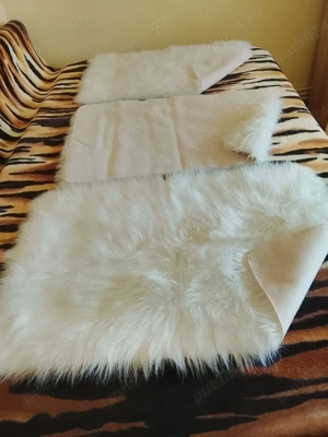 Vând trei covorașe (Jisk)imitație piele , blană albă -100 lei toate 