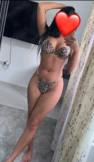 100% reale Bruneta slim cu forme apetisante 