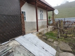 Vând casă bătrânească renovată parțial, terasa,zonă superbă lângă Bacău,sat Bălțata, comuna Sărata  - imagine 10