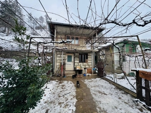 Casă cu teren 630 mp în Gura Văii   Construcție solidă   La 600 m de E70 - imagine 2