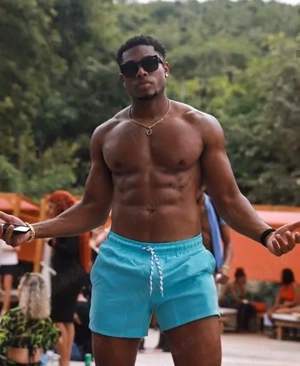 Sunt un tip tânăr și energic. Fac masaj pentru femei. Chiar și pentru cupluri.