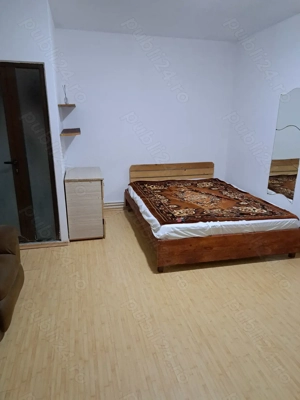 Inchiriez o camera la casa  Central.