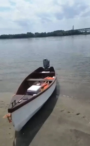 Barca  din fibră și lemn 