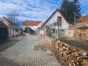 Casă săsească renovată integral, 2200 mp teren, ideală pentru două familii  - imagine 4